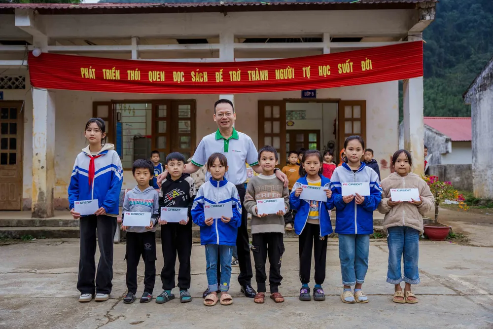 FE CREDIT trao học bổng cho học sinh tiểu học. Ảnh: FE CREDIT Minh hoa 1_V1.jpg