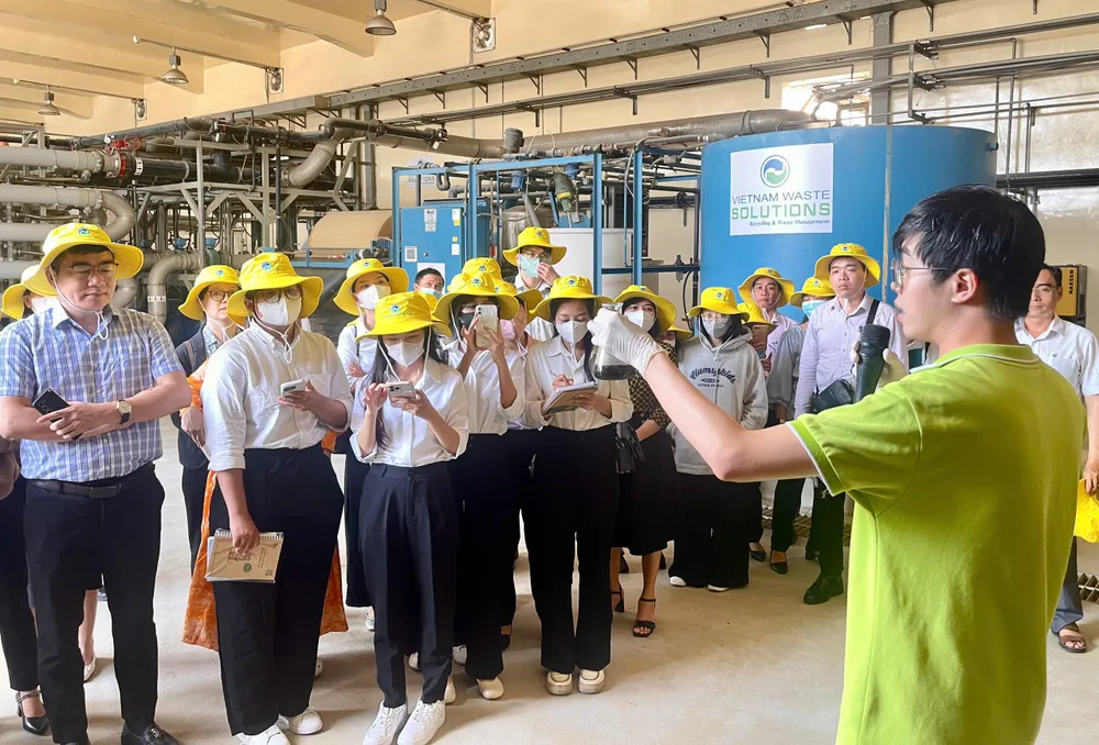 Đoàn cán bộ quản lý môi trường tham quan, thực tế tại Nhà máy xử lý nước rỉ rác Anh 3.jpg