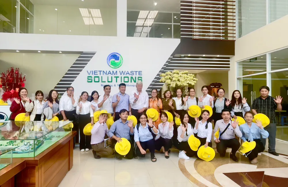 Đoàn cán bộ quản lý môi trường chụp hình lưu niệm tại VWS Anh 4.jpg