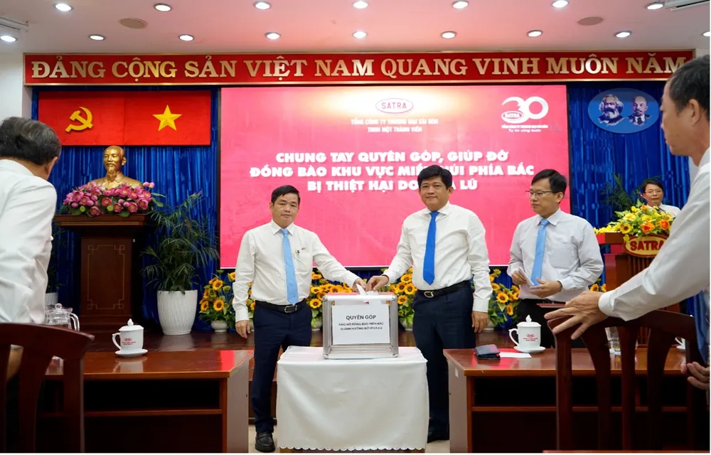 Ban lãnh đạo SATRA tại buổi quyên góp, giúp đỡ đồng bào miền núi phía Bắc khắc phục hậu quả mưa lũ Picture1a.jpg