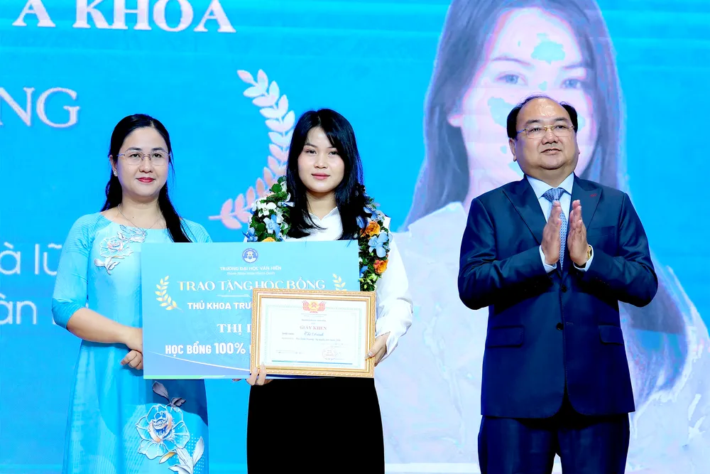 Trường Đại học Văn Hiến luôn đồng hành nâng bước tài năng, dành nhiều suất học bổng cho sinh viên là Thủ khoa, Á khoa DSCF0443 cs- H5-OK.png