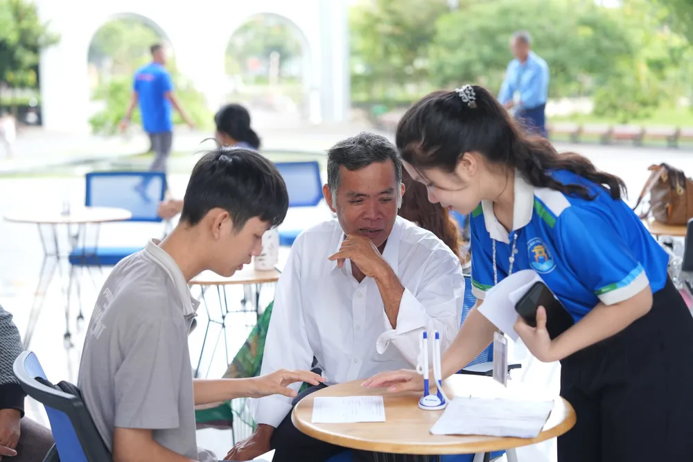 Thí sinh và phụ huynh đến làm thủ tục nhập học tại Trường Đại học Văn Hiến H2-OK.jpg