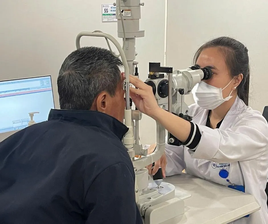 BS Trần Thị Khánh Linh, Phó Giám đốc bệnh viện Mắt Sài Gòn Đà Lạt tái khám cho bệnh nhân sau khi phẫu thuật đặt PGI. Ảnh: BVCC Hình BV Mắt 2.jpg