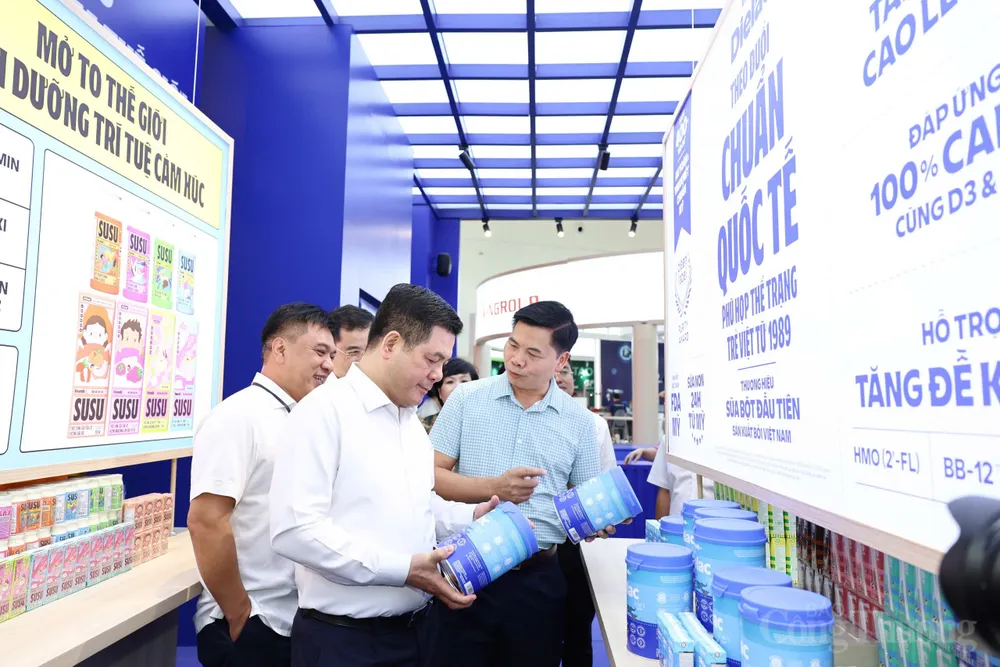 Bộ trưởng Bộ Công Thương Nguyễn Hồng Diên tham quan và kiểm tra gian hàng Vinamilk tại khu trưng bày. Ảnh: Nam Nguyễn ANH 2A-OK.jpg