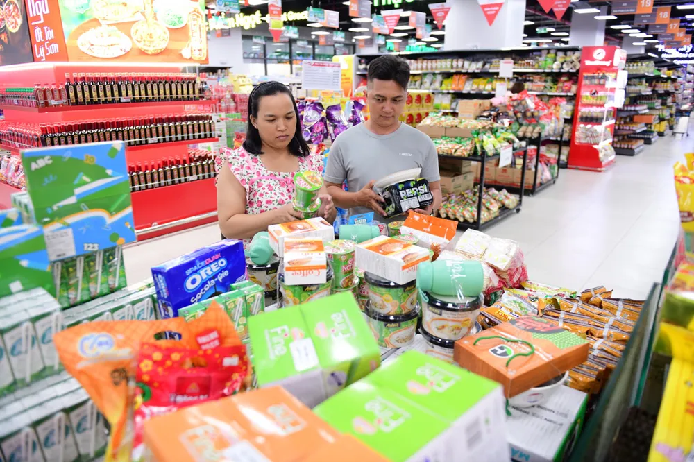 Thực phẩm tươi sống, gia vị, nước giải khát,... được siêu thị giảm giá sâu dịp này - Ảnh: QUANG ĐỊNH HÌNH BÀI 1.1.png