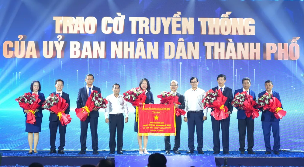 UBND TPHCM trao tặng cờ truyền thống cho Công ty CP Cấp nước Tân Hòa 1. UBND TPHCM trao tặng cờ truyền thống cho Công ty CP Cấp nước Tân Hoà .JPG