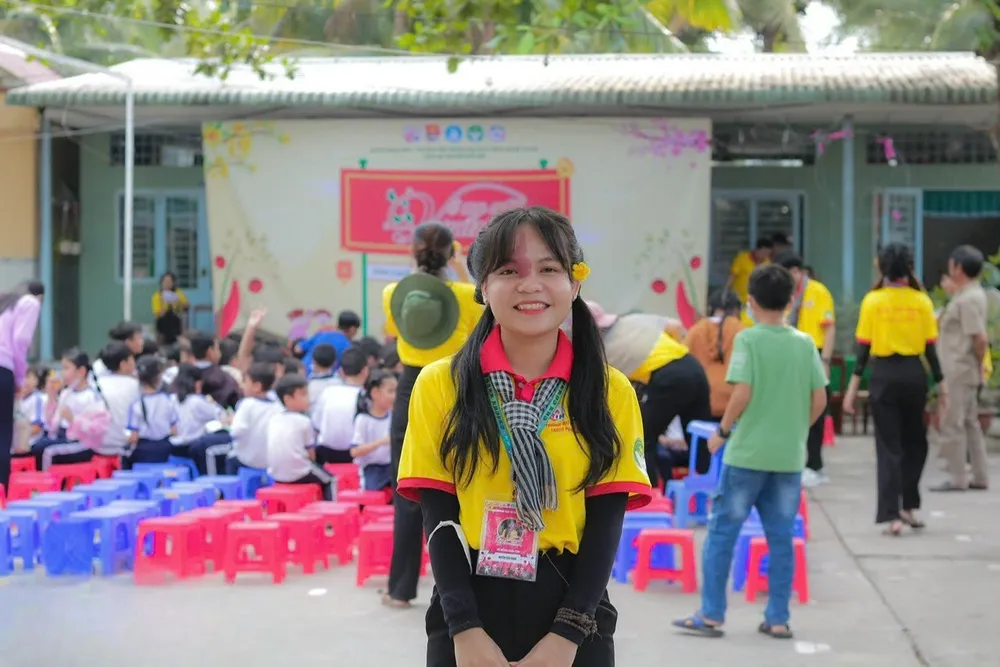 Võ Mộng Hoài Tâm, sinh viên ngành Quản trị kinh doanh, Đại học Công nghiệp TPHCM trong chương trình hoạt động tình nguyện mùa hè xanh của nhà trường h1.jpg