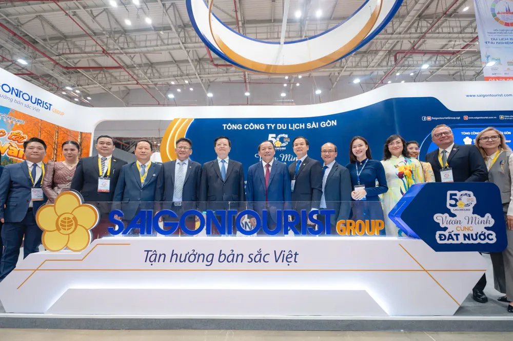 Ông Mai Văn Chính, Ủy viên Trung ương Đảng, Phó Thủ tướng Chính phủ; Ông Nguyễn Văn Hùng, Ủy viên Trung ương Đảng, Bộ trưởng Bộ Văn hóa, Thể thao và Du lịch đến thăm gian hàng Saigontourist Group 2a97e46e7e59f507ac48.jpg