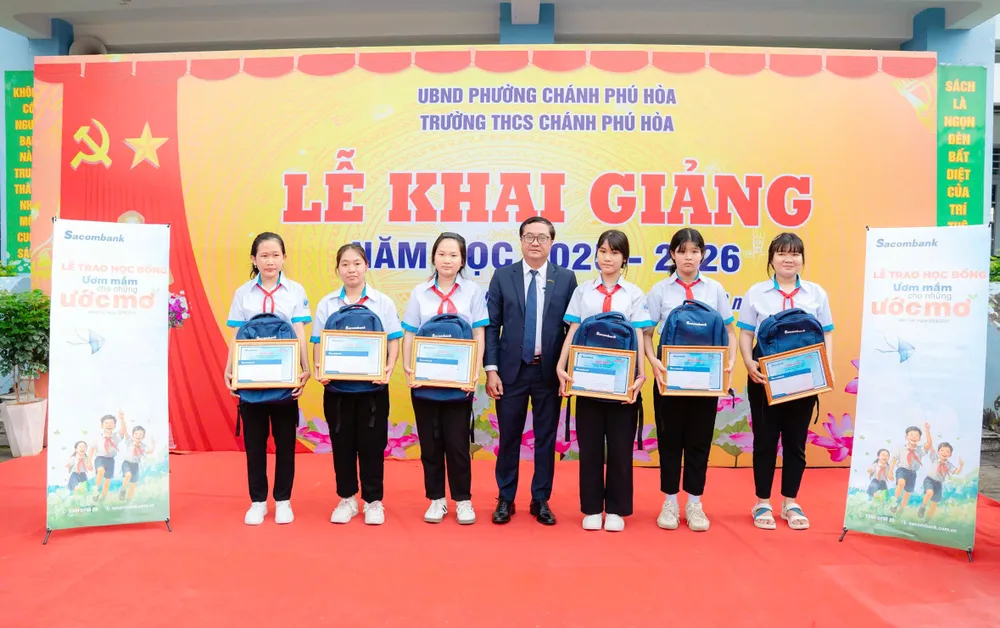 Lãnh đạo SacomBank trao học bổng thường niên “Ươm mầm cho những ước mơ” tại Trường THCS Chánh Phú Hòa, TPHCM 3 Trường THCS Chánh Phú Hòa - TPHCM.jpg