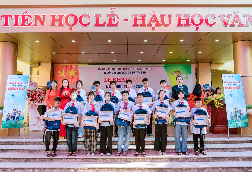 Lãnh đạo SacomBank trao học bổng thường niên “Ươm mầm cho những ước mơ” tại Trường THCS Tân Bình, Hải Phòng 7 Trường THCS Tân Bình - Hải Phòng-ok.jpg