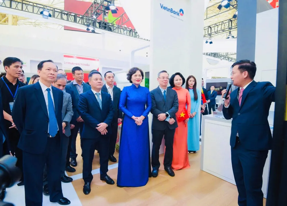 Lãnh đạo Ngân hàng Nhà nước tham quan trải nghiệm tại gian hàng VietinBank 7dc0e765d88a53d40a9b.jpg