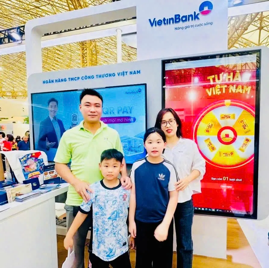 Nhiều phụ huynh cùng các em nhỏ check-in tại gian hàng VietinBank 8876902aacc5279b7ed4.jpg