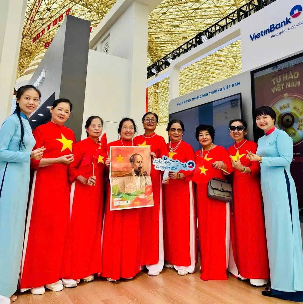 Đông đảo khách hàng tới check-in, trải nghiệm tại gian hàng VietinBank c5af8dedb1023a5c6313.jpg