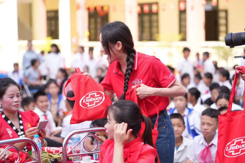 Đại diện Lifebuoy đã trao tặng những phần quà ý nghĩa tới các Thầy, cô và các em học sinh Picture2.jpg
