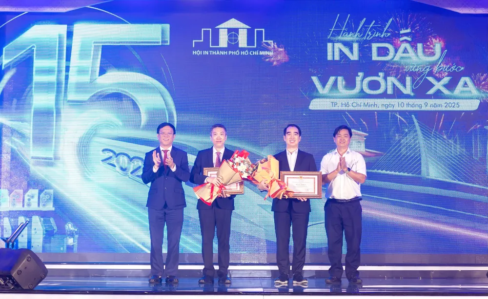 Tôn vinh các tập thể, cá nhân gắn bó, đồng hành và đóng góp cho sự phát triển của ngành trong suốt 15 năm