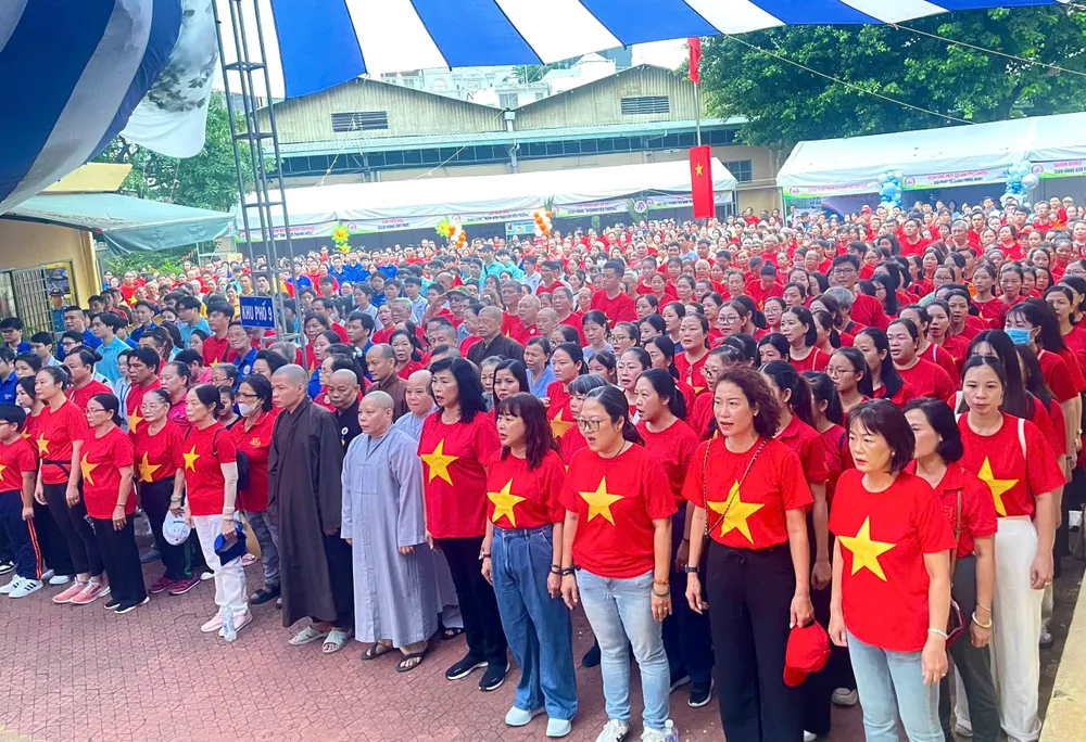 Chương trình thu hút sự tham gia của đông đảo cán bộ, đoàn hội, doanh nghiệp, học sinh và người dân địa phương Anh 2.jpg
