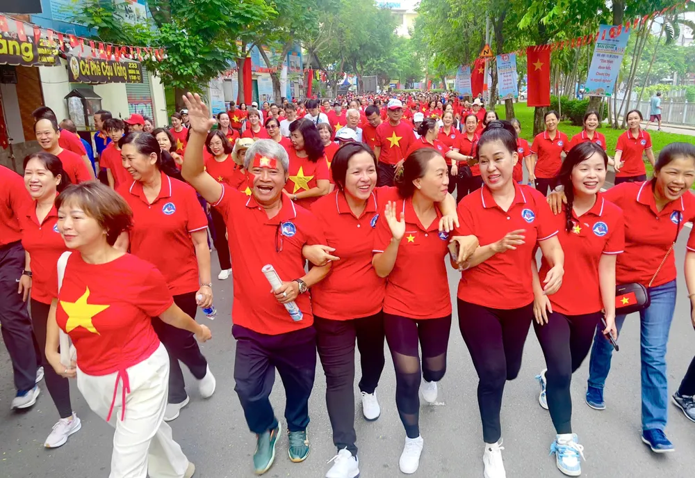 Chương trình đi bộ gây quỹ không chỉ là hoạt động thể thao rèn luyện sức khỏe, mà còn chứa đựng giá trị nhân văn sâu sắc, thể hiện tinh thần “lá lành đùm lá rách” tốt đẹp của dân tộc Anh 3.jpg