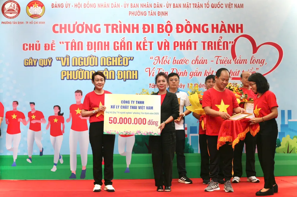 Đại diện Công ty VWS cũng đã tham gia cùng đoàn đi bộ và trao tặng kinh phí ủng hộ Quỹ "Vì người nghèo" Anh 4.jpg