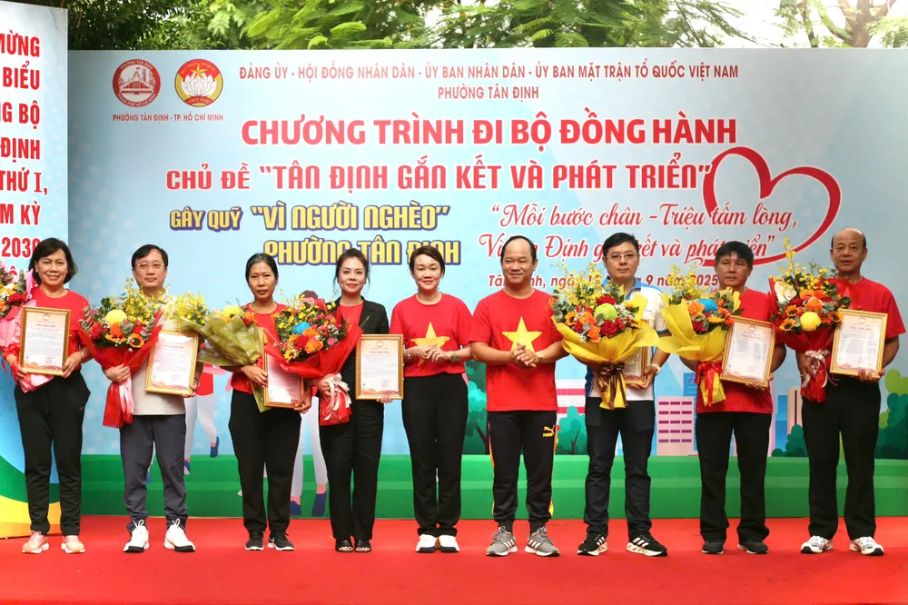 Ban tổ chức tặng hoa, gửi lời tri ân đến những đơn vị đồng hành góp phần vào thành công chung của chương trình Anh 5.jpg