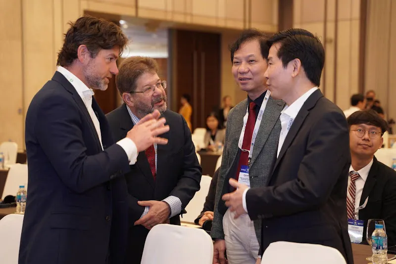 Các chuyên gia đàm thoại trước khi hội thảo bắt đầu Hình 3.jpg