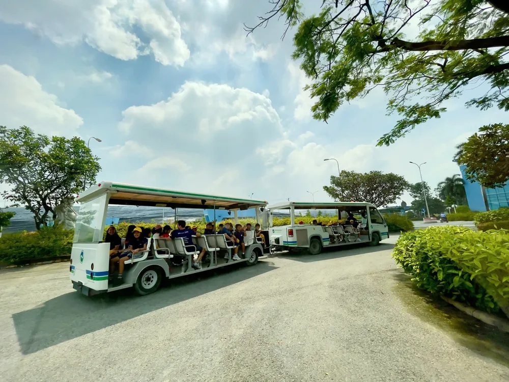 Xe điện đưa đoàn đi tham quan các các nhà máy trong Khu Liên hợp xử lý chất thải Đa Phước h2.jpg