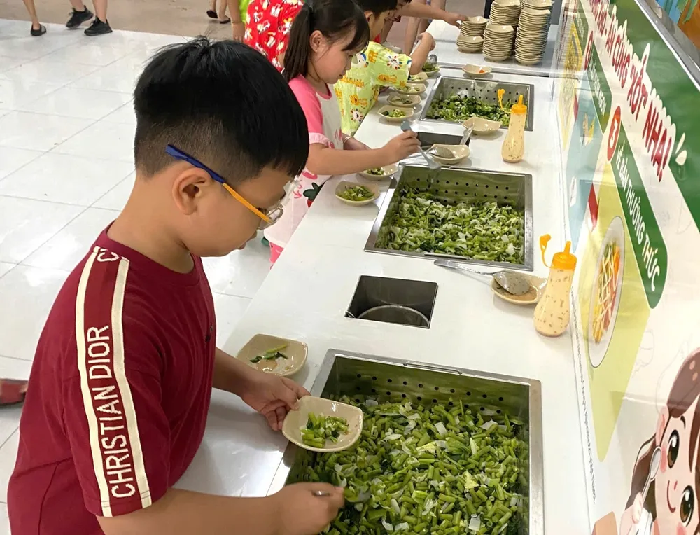 Các em học sinh hứng khởi với Quầy buffet rau trong giờ ăn trưa tại trường Picture3.jpg