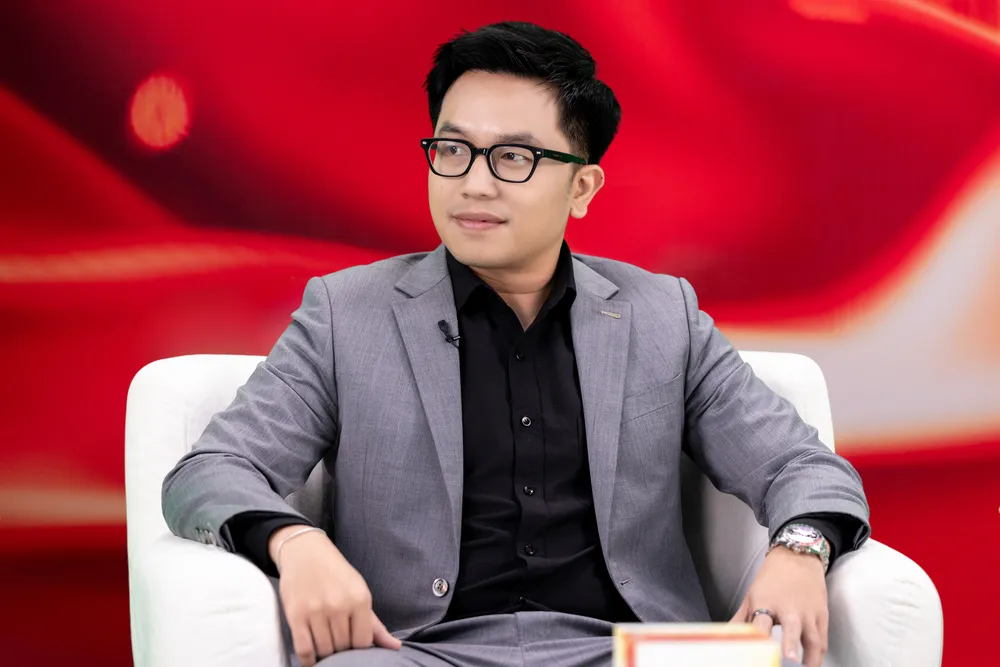 Ông Nguyễn Hoàng Triều, Phó Giám đốc Khối thiết kế Masterise Group cho rằng kiến tạo đô thị đúng nghĩa phải dung hòa ba trụ cột: không gian sống hiện đại, chuẩn quốc tế, hạ tầng thương mại – kết nối – an sinh đồng bộ, cộng hưởng việc bảo tồn bản sắc văn hóa Hinh2.png