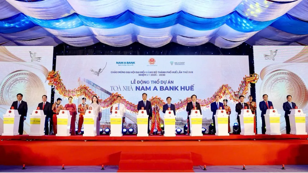Đại biểu cùng thực hiện nghi thức lễ động thổ Tòa nhà Nam A Bank Huế Picture1.jpg
