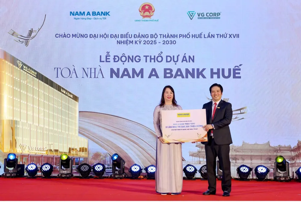 Ông Trần Khải Hoàn, Thành viên Hội đồng quản trị kiêm Quyền Tổng Giám đốc Nam A Bank trao tặng 2 căn nhà an sinh xã hội cho địa phương Picture3jpg.jpg