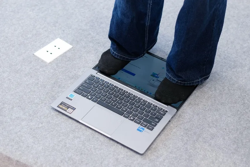 Nắp và mặt đáy ASUS ExpertBook có khả năng chịu lực nén lên đến 50 kg Picture1.jpg