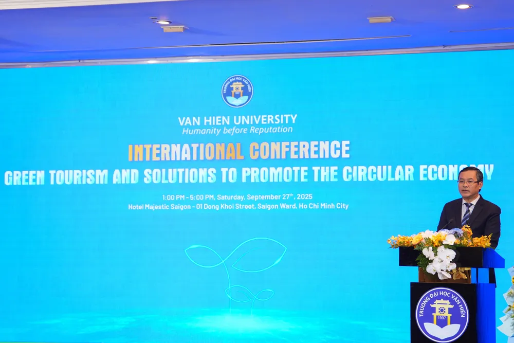 Ông Nguyễn Văn Phúc, Thứ trưởng Bộ Giáo dục và Đào tạo tham dự và phát biểu tại Hội thảo VHU05933-H1-OK.jpg