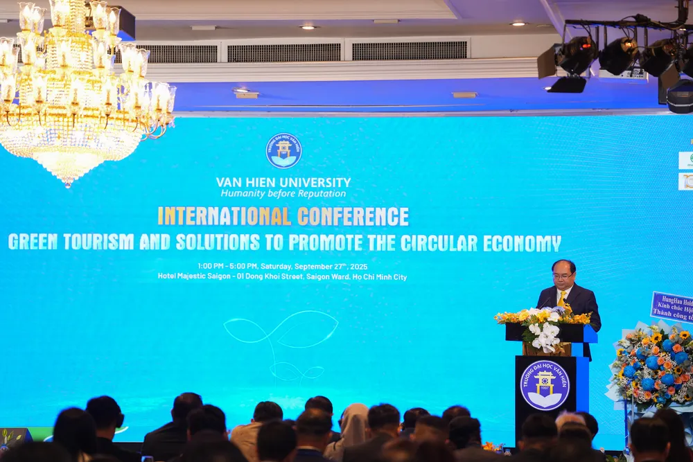 PGS.TS. Nguyễn Minh Đức, Hiệu trưởng Trường Đại học Văn Hiến phát biểu và báo cáo đề dẫn tại Hội thảo VHU05953-H2-OK.jpg