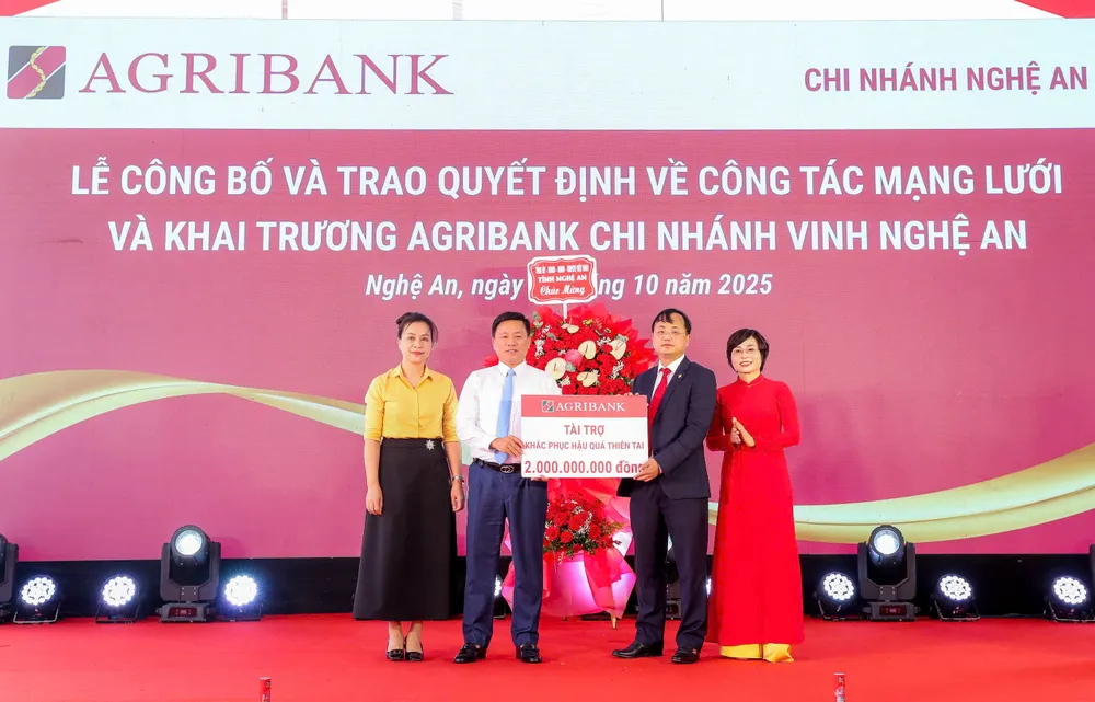 Tại lễ khai trương các chi nhánh trên địa bàn, đồng chí Tô Huy Vũ, Bí thư Đảng ủy, Chủ tịch HĐTV Agribank đã trao ủng hộ an sinh xã hội chung tay cùng chính quyền và nhân dân tỉnh Nghệ An khắc phục hậu quả cơn bão số 10 1879019822931944221.jpg