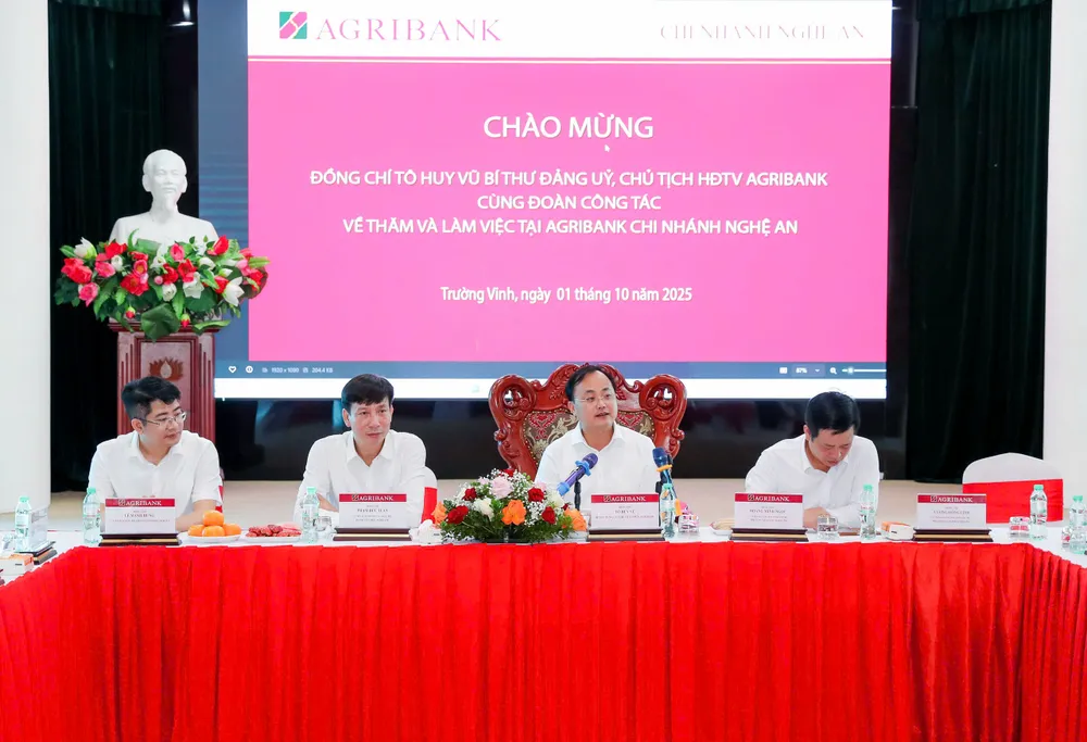 Đồng chí Tô Huy Vũ, Bí thư Đảng ủy, Chủ tịch HĐTV Agribank cùng đoàn công tác Trụ sở chính làm việc tại Agribank Chi nhánh Nghệ An c66dda25cada408419cb.jpg