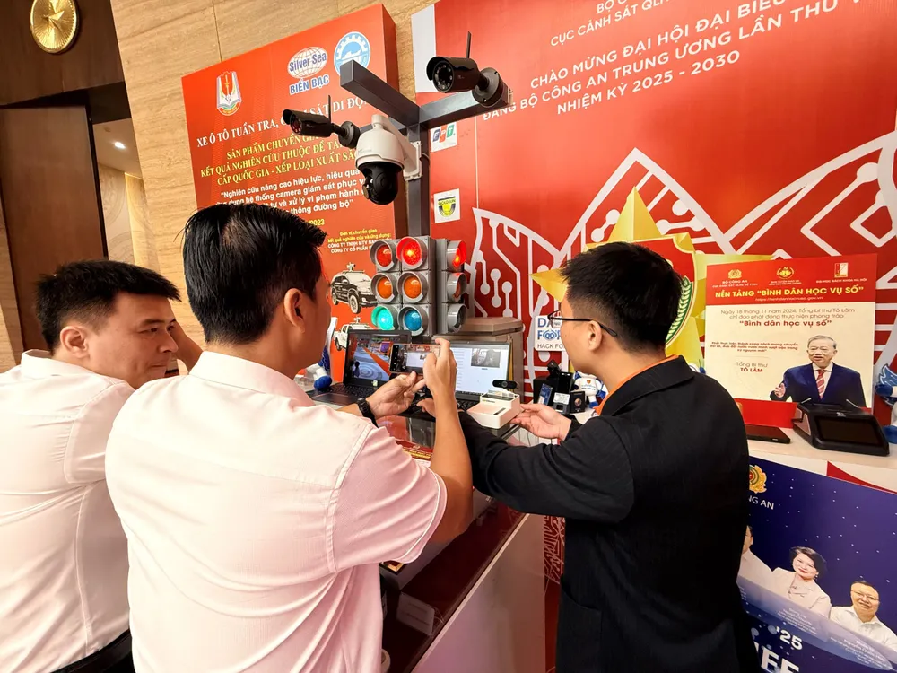 Đại biểu trải nghiệm giải pháp FPT.IDCheck IMG_0347- ok.jpg