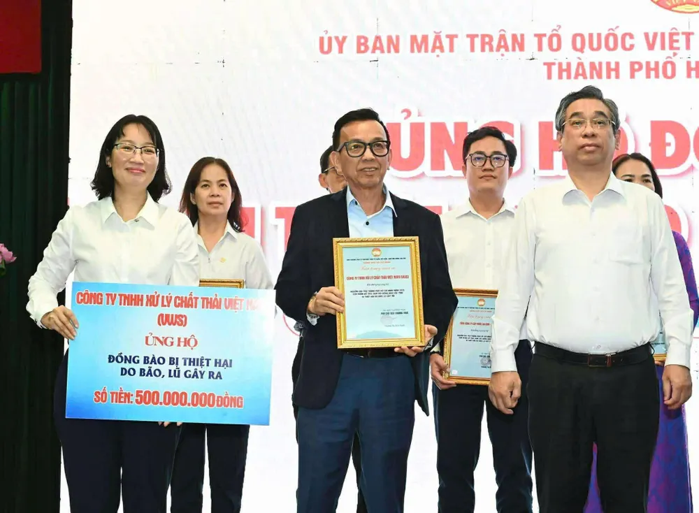Ngay trong lễ phát động, Ủy ban MTTQ TPHCM đã tiếp nhận hơn 35,6 tỷ đồng từ các tổ chức, đơn vị và cá nhân bc5baf2d7a9df0c3a98c (1).jpg