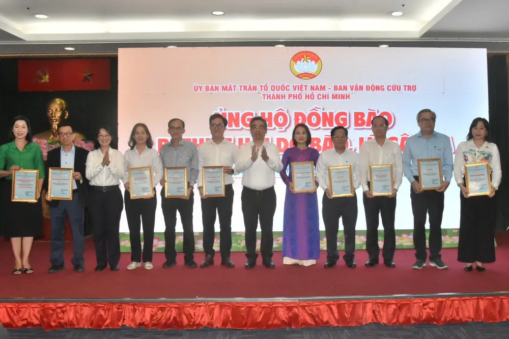 Ông David Dương, Chủ tịch HĐQT kiêm Tổng Giám đốc Công ty CWS và Công ty VWS đã có mặt tại điểm tiếp nhận cứu trợ của Ủy ban MTTQ Việt Nam TPHCM, hỗ trợ đồng bào bị ảnh hưởng bởi bão số 10