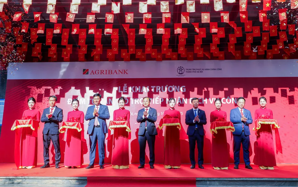 Các đại biểu cắt băng khai trương “Điểm tư vấn, hỗ trợ, tiếp nhận dịch vụ công” tại Hội sở Chi nhánh Hà Nội I