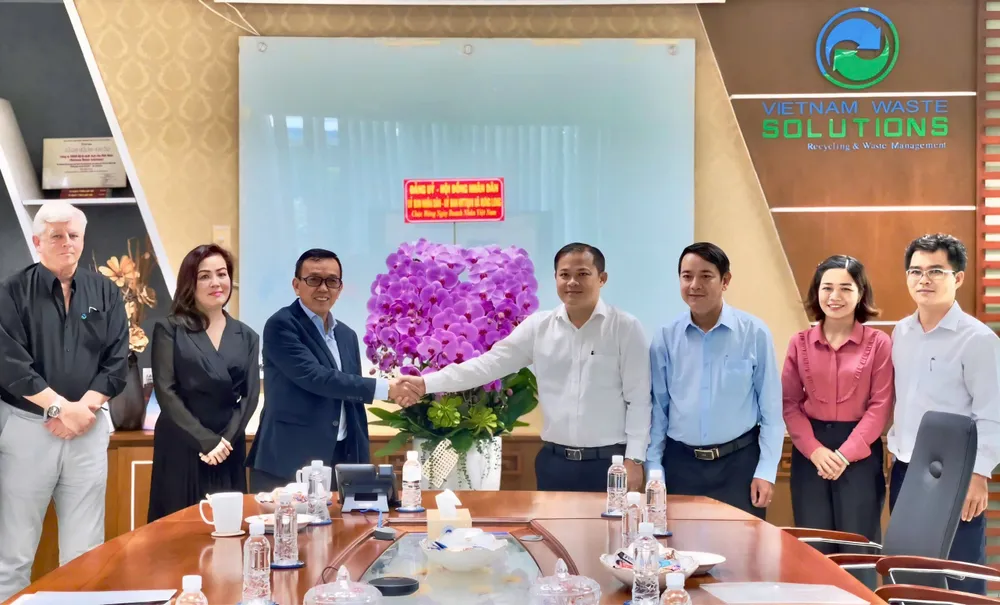 Đoàn công tác của Đảng ủy – HĐND – UBND – Ủy ban MTTQ Việt Nam xã Hưng Long (TPHCM) đã đến thăm và chúc mừng Công ty VWS nhân kỷ niệm Ngày Doanh nhân Việt Nam 13-10