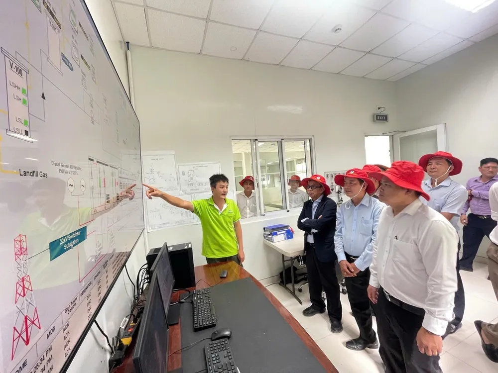 Đoàn đến tham quan trung tâm điều hành của nhà máy thu khí gas đốt phát điện h3.jpg
