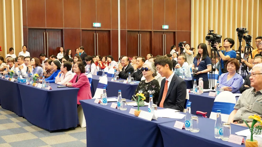 Các đại biểu dự lễ trao học bổng a1.jpg