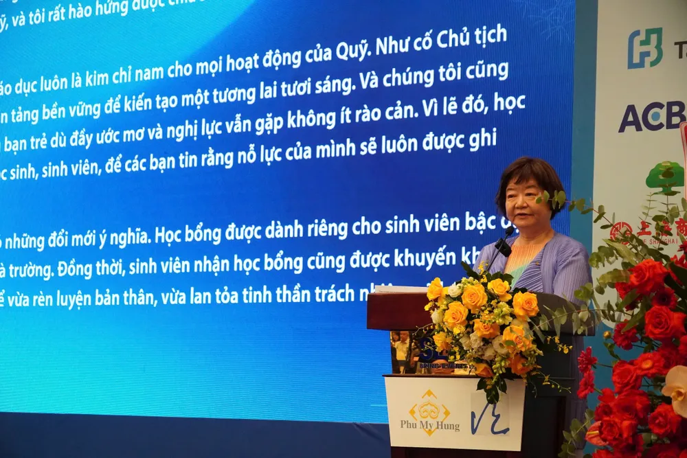 Bà Frances Ba, Phó Chủ tịch Thường trực Hội đồng quản lý Quỹ Đinh Thiện Lý phát biểu a3.jpg