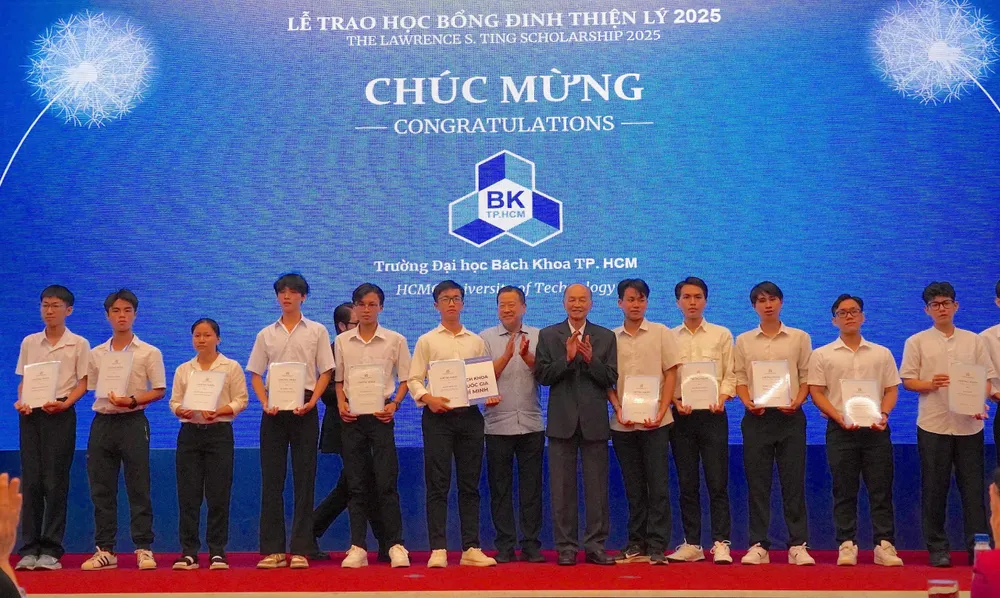 Ông Phan Chánh Dưỡng, Chủ tịch Hội đồng Quản lý Quỹ Đinh Thiện Lý và ông Jay Wu, Thành viên Hội Đồng Quản trị Tập đoàn Phú Mỹ Hưng Holdings trao học bổng cho sinh viên Trường ĐH Bách Khoa TPHCM a4.1.jpg