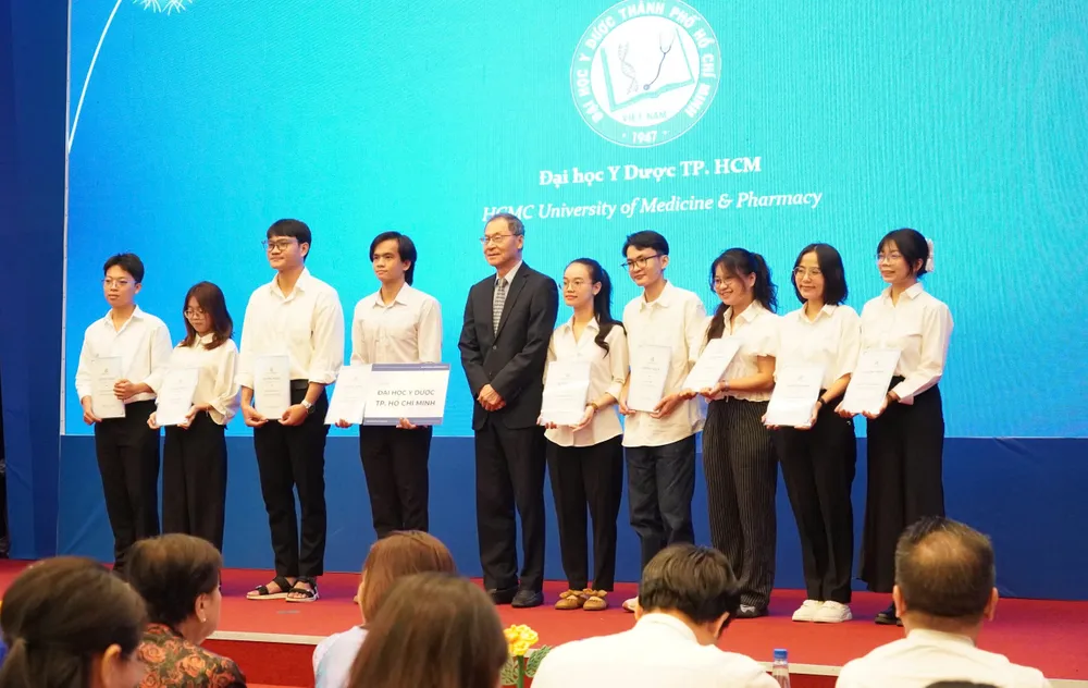 Ông Nguyễn Văn Đức, Phó Tổng Giám đốc Công ty Phú Mỹ Hưng trao học bổng cho sinh viên ĐH Y Dược TPHCM a5.jpg