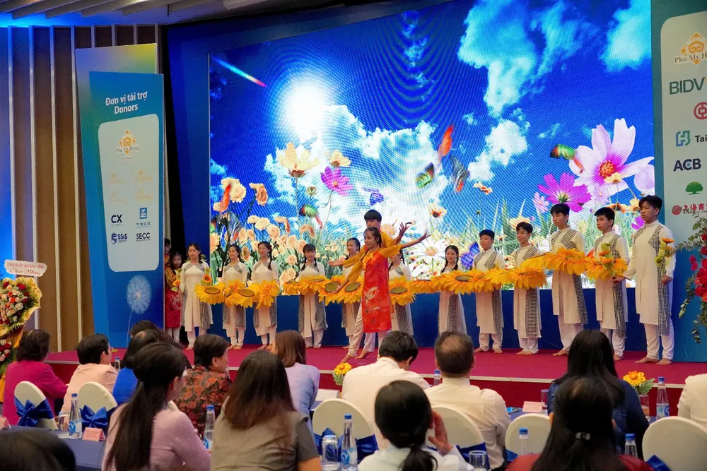 Các em học sinh khiếm thính Trường Nuôi dạy trẻ khuyết tật Đồng Tháp biểu diễn tại buổi lễ a7.jpg