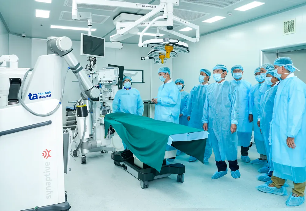 Lãnh đạo Sở Y tế và Bệnh viện Nhân dân 115 tham quan phòng phẫu thuật robot thần kinh-cột sống hiện đại của Bệnh viện Tâm Anh. Ảnh: Bệnh viện Đa khoa Tâm Anh TPHCM Lãnh đạo Sở Y Tế và Bệnh viện Nhân dân 115 thăm quan phòng phẫu thuật robot thần kinh sọ não hiện đại của Bệnh viện Tâm Anh.png