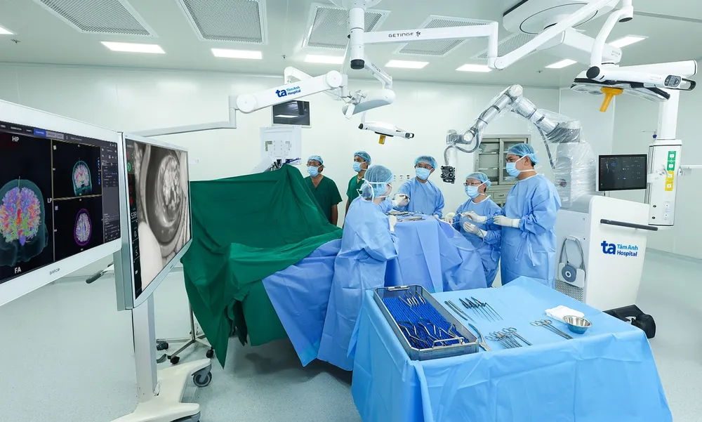 Bệnh viện Đa khoa Tâm Anh triển khai cấp cứu đột quỵ công nghệ cao, trong đó nổi bật là phẫu thuật thức tỉnh bằng robot AI duy nhất tại Việt Nam. Ảnh: Bệnh viện Đa khoa Tâm Anh Robot AI Modus V Synaptive duy nhất tại Việt Nam.jpg