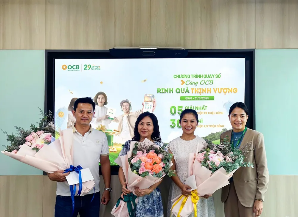Đại diện OCB trao giải thưởng đến đại diện khách hàng trong buổi quay số
