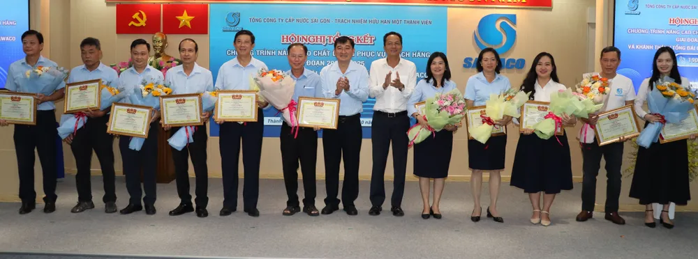 Tuyên dương các tập thể tiêu biểu trong chương trình "Nâng cao chất lượng phục vụ khách hàng giai đoạn 2022 - 2025" ok- Tuyên dương các tập thể tiêu biểu trong chương trình _Nâng cao chất lượng phục vụ khách hàng giai đoạn 2022 - 2025_.JPG