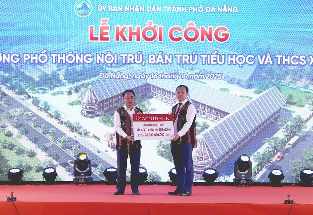 Đồng chí Tô Huy Vũ, Bí thư Đảng ủy, Chủ tịch HĐTV trao tặng 20 tỷ đồng tài trợ “Chương trình xây dựng trường học tại Đà Nẵng” Tô Huy Vũ.jpg